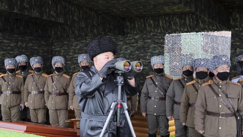 Der nordkoreanische Machthaber Kim Jong Un beobachtet Militärübungen in seinem Land. Nach Angaben Südkoreas wurden zwei Projektile aus Nordkorea in Richtung Meer abgefeuert. (Foto: KCNA  via AP Keystone-SDA)