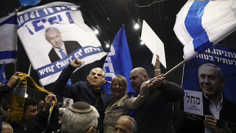 Anhänger Benjamin Netanjahus feiern den Wahlerfolg der Likud-Partei bei der Parlamentswahl in Israel. (Foto: Oded Balilty/ AP Keystone-SDA)