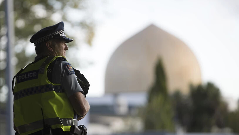Ein Polizist bewacht die Al-Nur-Moschee nach dem Terroranschlag eines Rechtsextremisten in Christchurch. Knapp ein Jahr danach ist die Moschee erneut bedroht worden. (Foto:Vincent Thian/Ap Keystone-SDA)