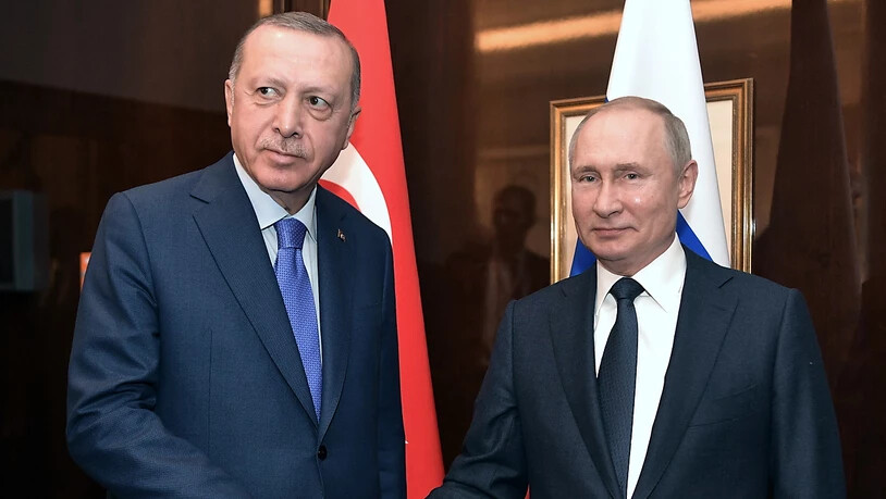 Der türkische Präsident Recep Tayyip Erdogan (links) und der russische Präsident Wladimir Putin werden sich am Donnerstag treffen, um über den Syrien-Konflikt und die Flüchtlingsströme zu beraten. (Archivbild)