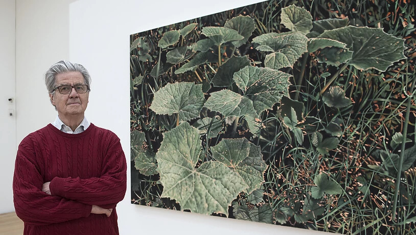 Franz Gertsch - hier im Jahr 2014 - vor einem seiner grossformatigen fotorealistischen Gemälde.