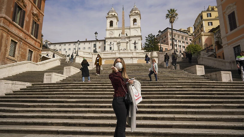 In Rom bleiben die Touristen weg: eine Frau unter der spanischen Treppe am 5. März.