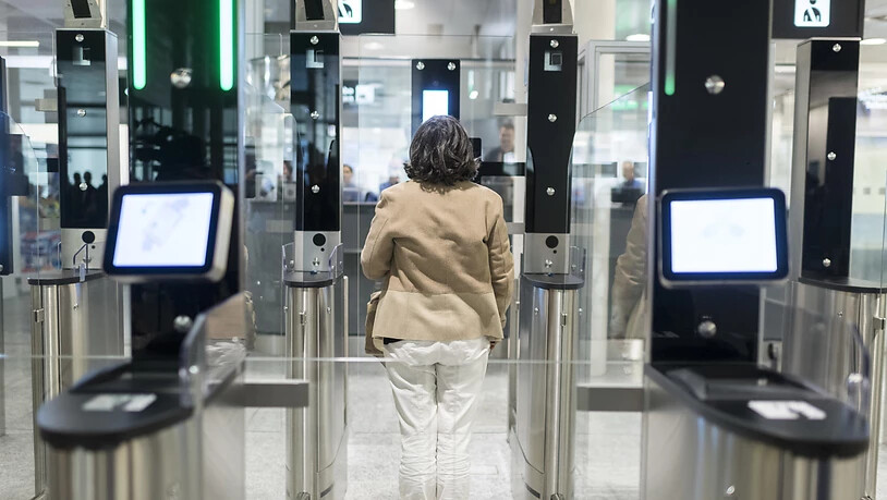 Passkontrolle am Flughafen Zürich: Künftig soll die Einreise in Schengen-Staaten wie die Schweiz nur mit einer online beantragten Genehmigung möglich sein. (Themenbild)