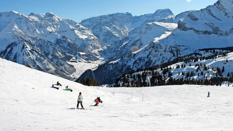 Vielleicht fährt nicht mehr alles Ski: Trotz des Virus und des wettermässig eher durchzogenen Winters hat es nach wie vor Skifahrerinnen und Skifahrer auf den Pisten.