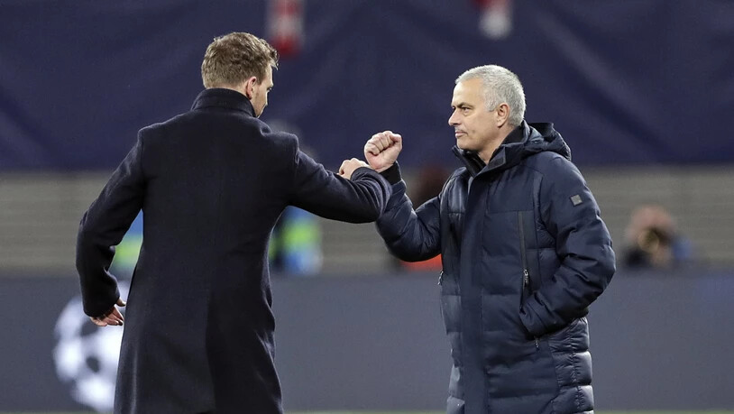 Die beiden Trainer, Julian Nagelsmann (links) und José Mourinho, müssen aufgrund des Coronavirus auf das Händeschütteln verzichten