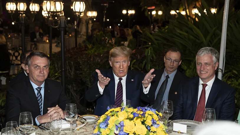 Der brasilianische Präsident Bolsonaro (l) hat mit US-Präsident Trump in Florida an einem Essen teilgenommen. Mit dabei war auch Bolsonaros Kommunikationschef (nicht im Bild), der inzwischen an Covid-19 erkrankt ist.
(Bild vom Samstag, 7. März)