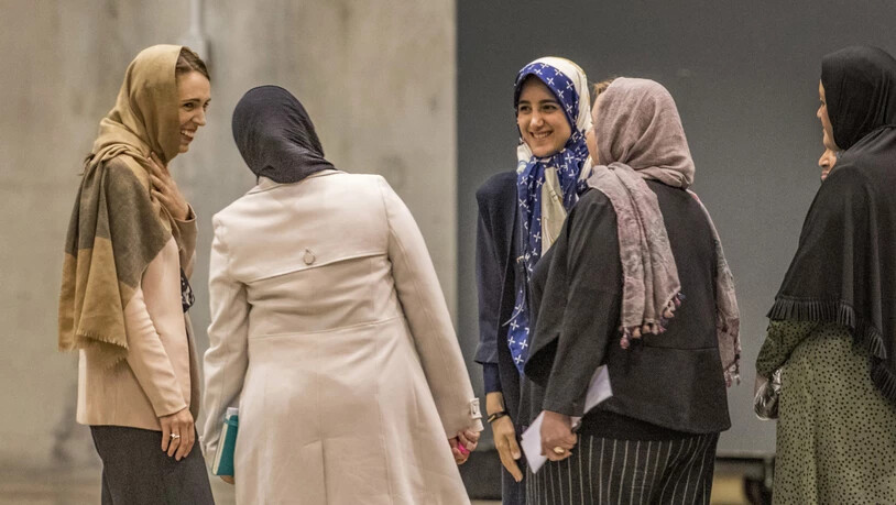 Die neuseeländische Premierministerin Jacinda Ardern (l) spricht mit muslimischen Frauen vor dem Freitagsgebet in Christchurch. Dort waren vor einem Jahr 51 Menschen von einem australischen Rassisten erschossen worden. (Foto: John Kirk-Anderson/AP…