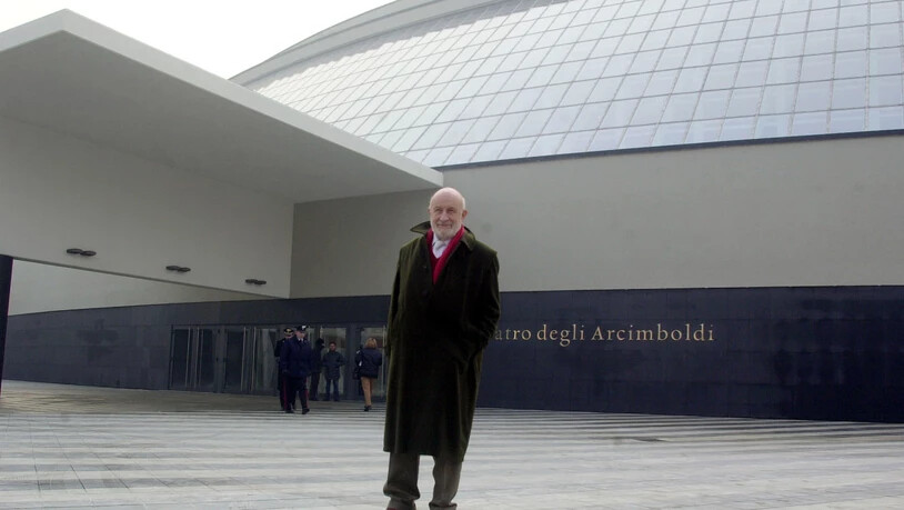 Der italienische Stararchitekt Vittorio Gregotti im Jahr 2002 vor dem von ihm entworfenen Arcimboldi-Theater in Mailand. Er starb an einer Coronavirus-Erkrankung. (KEYSTONE/AP Photo/Luca Bruno)