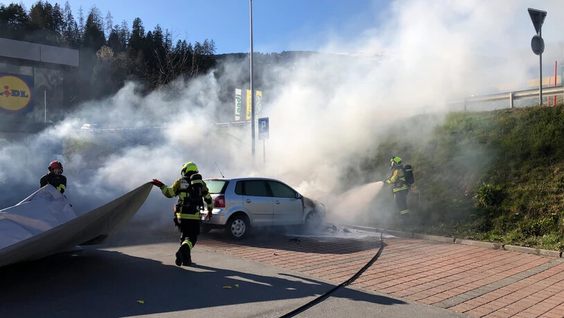 Aus der Motorhaube des Autos drang Feuer und Rauch. Die Feuerwehr bekämpfte den Brand mit einer Löschdecke.