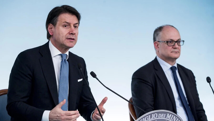 Ein "notwendiges Opfer": Italiens Ministerpräsident Giuseppe Conte (links) und Wirtschaftsminister Roberto Gualtieri (rechts) rufen die Bevölkerung zum Durchhalten auf. (Archivbild)