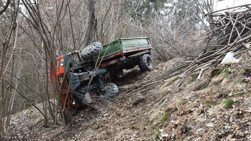 Der Traktor stürzte fünfzehn Meter einen Hang hinunter. 