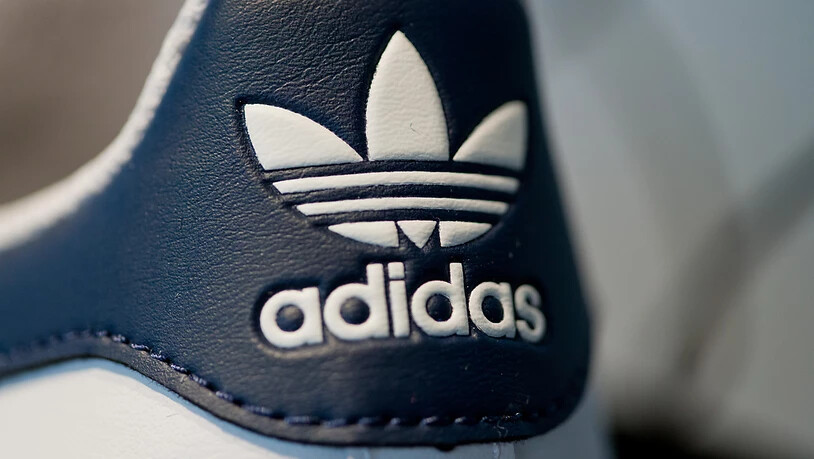 ARCHIV - Das Logo des Sportartikelherstellers Adidas ist am 03.03.2016 während der Bilanz-Pressekonferenz des Unternehmens in Herzogenaurach (Bayern) auf einem Schuh zu sehen. (zu dpa «Adidas - Jahreszahlen 2016» vom 08.03.2017) (KEYSTONE/DPA/A3609/…