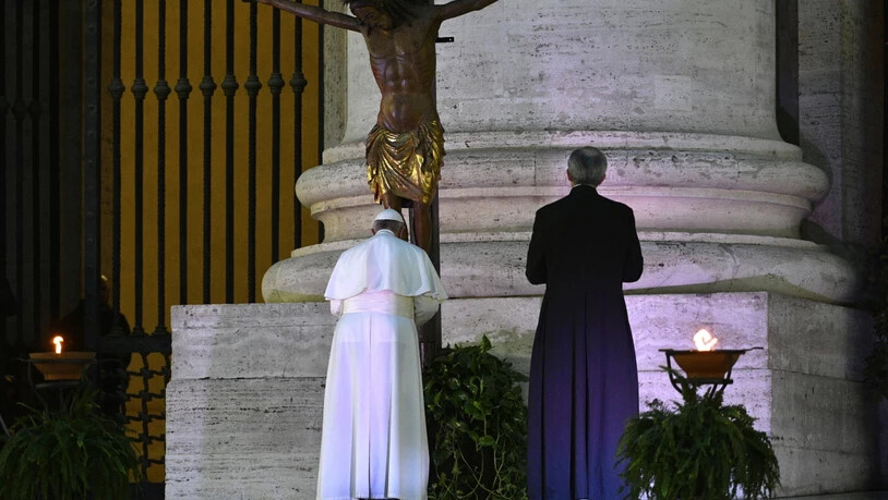 Papst Franziskus (.) spendete den Segen "Urbi et Orbi" (der Stadt und dem Erdkreis) vor einem verwaisten Petersplatz.