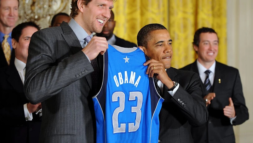 Der ehemalige deutsche Basketballprofi Dirk Nowitzki (links) zeigt ein Herz für die Opfer des Coronavirus.  Hier im Bild mit dem früheren US-Präsidenten Barack Obama. (Archivbild)