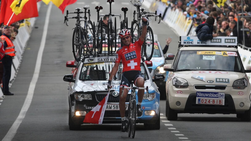 Mit der Schweizer Fahne in der Hand feiert Fabian Cancellara seinen Triumph bei der Flandern-Rundfahrt