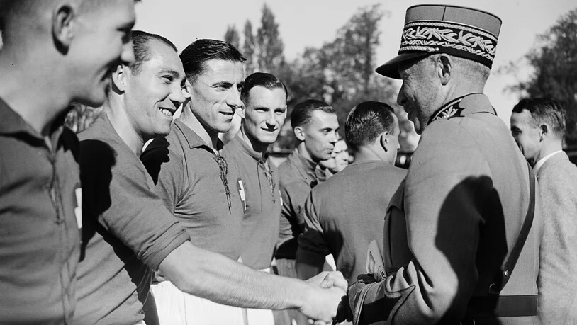 General Guisan begrüsst im Sommer 1945 vor dem Länderspiel Schweiz gegen England die Spieler im Wankdorf.