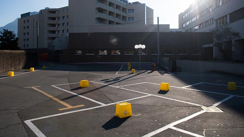 Die Klinik Moncucco in Lugano stellt langsam wieder auf Normalbetrieb um. Im Bild: Abgesperrter Parkplatz für den Katastrophenschutzes.