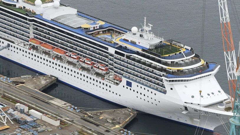 Auf dem Kreuzfahrtschiff Costa Atlantica, das in einer Werft im japanischen Nagasaki vor Anker liegt, sorgen Coronafälle für Probleme. (Archivbild)