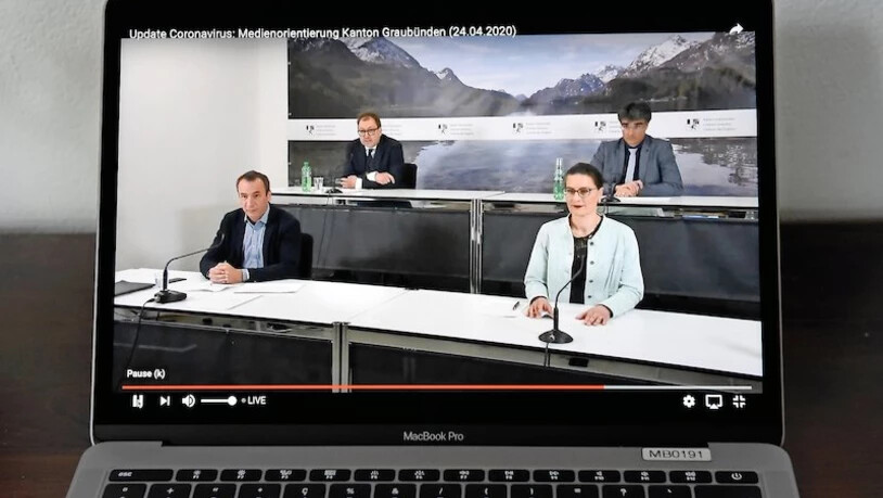 Live-Information via Bildschirm: Die Bündner Kantonsbehörde nimmt Stellung zur aktuellen Covid-Situation.Bild: Theo Gstöhl