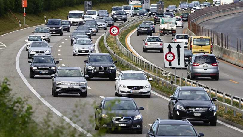 Die Neuimmatrikulationen von Personenwagen sind im April in der Schweiz um zwei Drittel zurückgegangen. (Archivbild)
