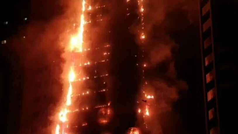 Bei dem Brand im Abbco Tower in der unweit von Dubai gelegenen Stadt Schardscha sind neun Menschen leicht verletzt worden. (Screenshot)