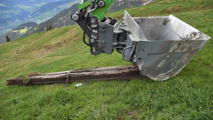 Am Montagmorgen hat sich ein Mann bei Wegarbeiten auf der Alp Dadens mittelschwer verletzt.