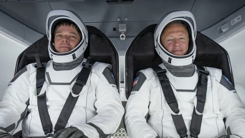 Bob Behnken (l, 49) und Doug Hurley (r, 53) während eines Tests. Am 27. Mai gilts ernst: Die beiden "betagten" Astronauten fliegen als erste Amerikaner seit neun Jahren selbständig, ohne russische "Limousine", zur ISS. (Archivbild 30.3.2020)