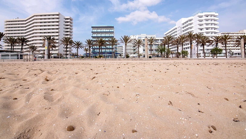 Die Strände in Mallorca dürften noch etwas länger leer bleiben: Der Strand "Can Pere" auf der Ferieninsel (Bild vom 12. April).