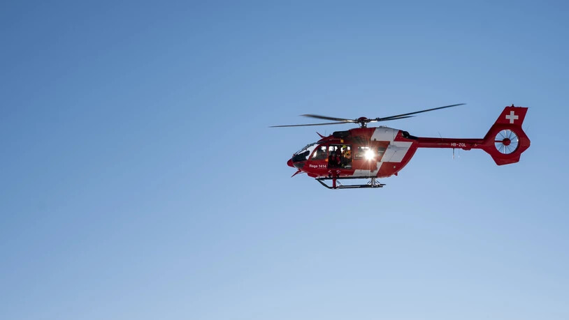 Ein Rega-Helikopter flog den beim Autounfall verletzten Beifahrer vom Jaunpass in ein Spital. (Symbolbild)