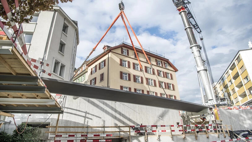 Die Fahrbahnplatte für die Fussgängerbrücke beim Obertor in Chur wird montiert.