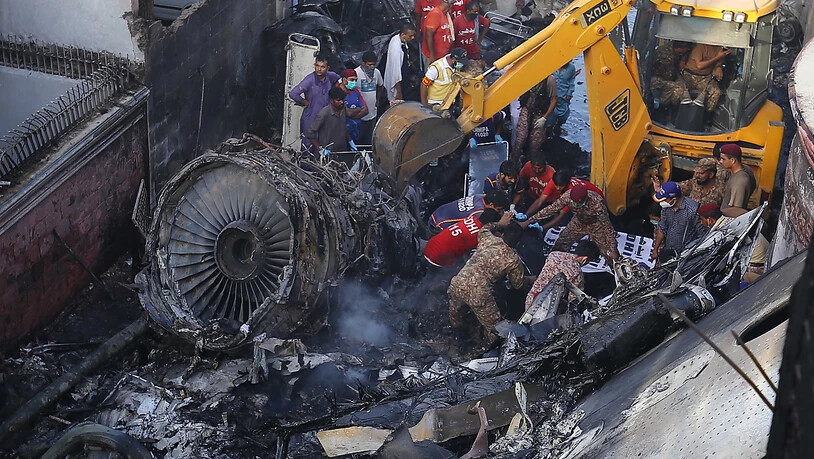 Noch ist unklar, warum ein Airbus der staatlichen pakistanischen Fluggesellschaft PIA in ein Wohngebiet bei Karachi abstürzte. Die Suche nach den Ursachen geht weiter.