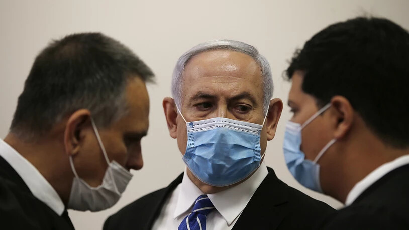 "Crime Minister" Netanjahu (Mitte) im Gerichtssaal in Jerusalem.