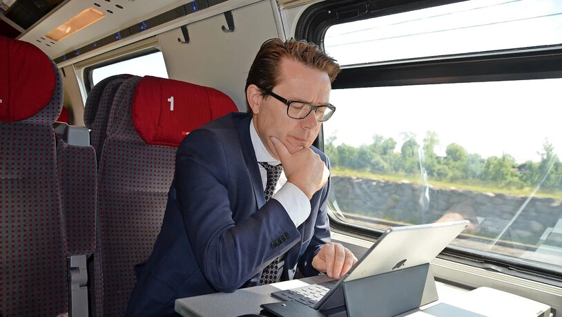 Im Zug im Büro: Beni Würth (CVP) pendelt zum letzten Mal als Regierungsrat von Bern nach St. Gallen. BILD: FABIO WYSS