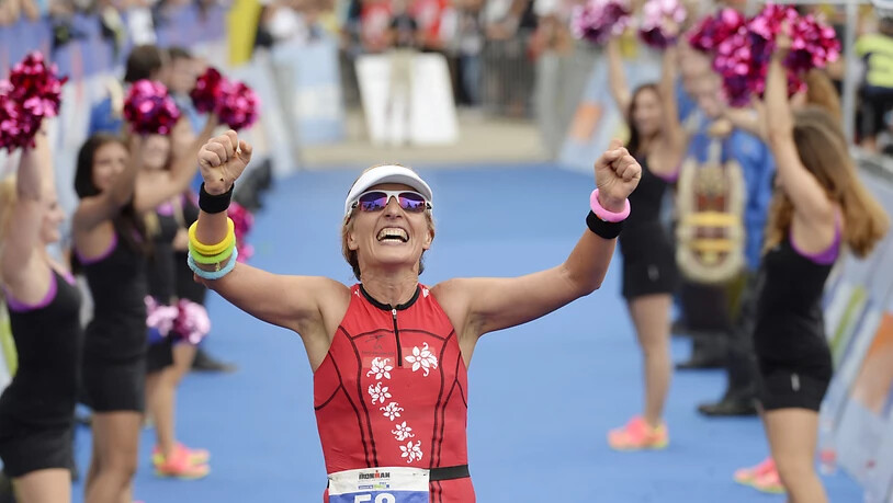 Die damals 47-jährige Natascha Badmann bejubelt ihren 2. Rang am Ironman Switzerland 2014