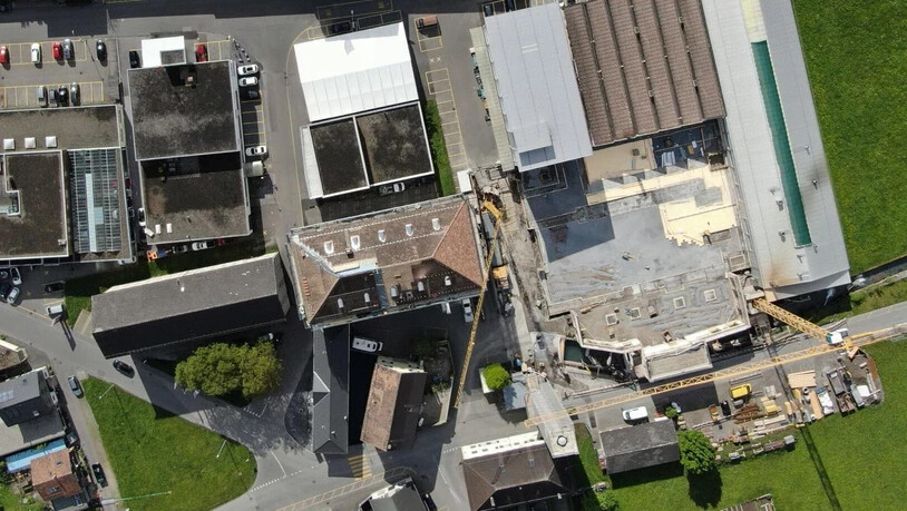 Im Rahmen des Sanierungsprojkts «Unter Allmeind» werden verschiedene Bauteile wie Dach und Boden erneuert. Unten rechts ist die Baustelle sichtbar. 