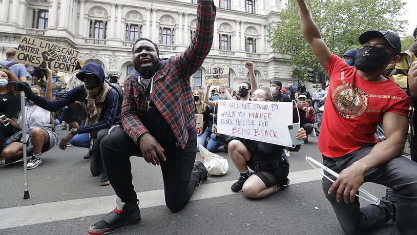 Demonstranten in diversen europäischen Städten sind auch am Mittwoch auf die Strasse gegangen, um für eine Ende der Polizeigewalt einzustehen.
