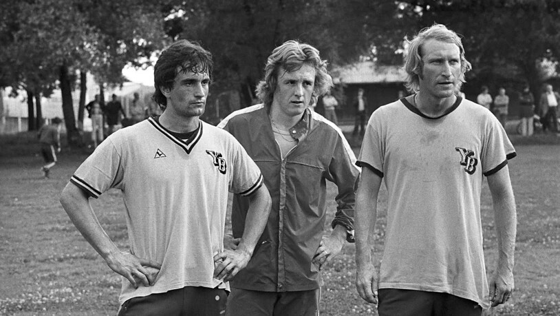 Ein Bild, das man in Basel nicht gern sah: Karli Odermatt im YB-Leibchen - in der Saisonvorbereitung im Juli 1975  mit Eisenfuss Kurt Feuz (Mitte) und Adi Noventa