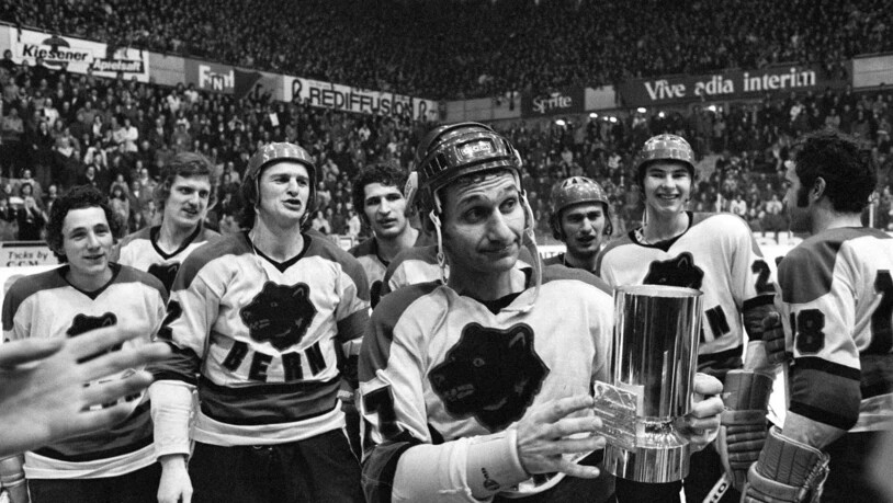 Als Berner Spielertrainer nahm Paul-André Cadieux im Frühling 1975 den Meisterpokal entgegen