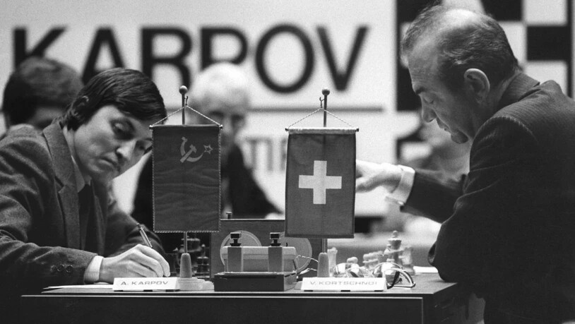 Viktor Kortschnoi (rechts) 1981 in Meran in Südtirol im WM-Duell gegen den Russen Anatoli Karpow, der sich mit 6:2-Siegen durchsetzte. Gleichwohl: Kortschnoi galt später für viele als der stärkste Schachspieler des zwanzigsten Jahrhunderts, der nie…