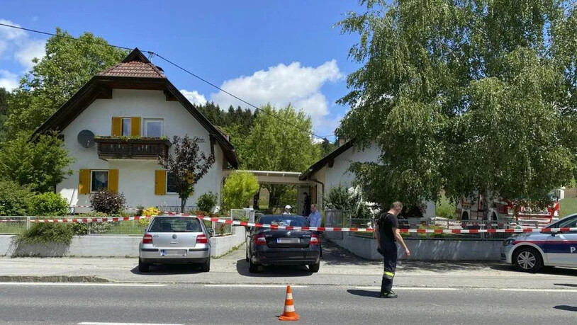Eine 62-jährige Frau wurde in einem Haus in Wernberg (Kärnten) getötet. Kurz darauf wurde in einer nahen Ortschaft eine Frau auf offener Strasse erschossen. Die Polizei geht von ein und demselben Täter aus.