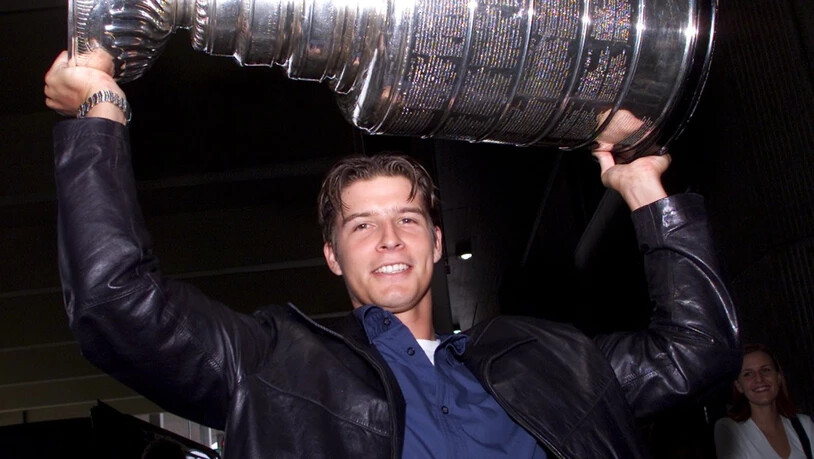 David Aebischer 2001 mit dem Stanley Cup, den er als Nummer-2-Goalie mit Colorado Avalanche gewann