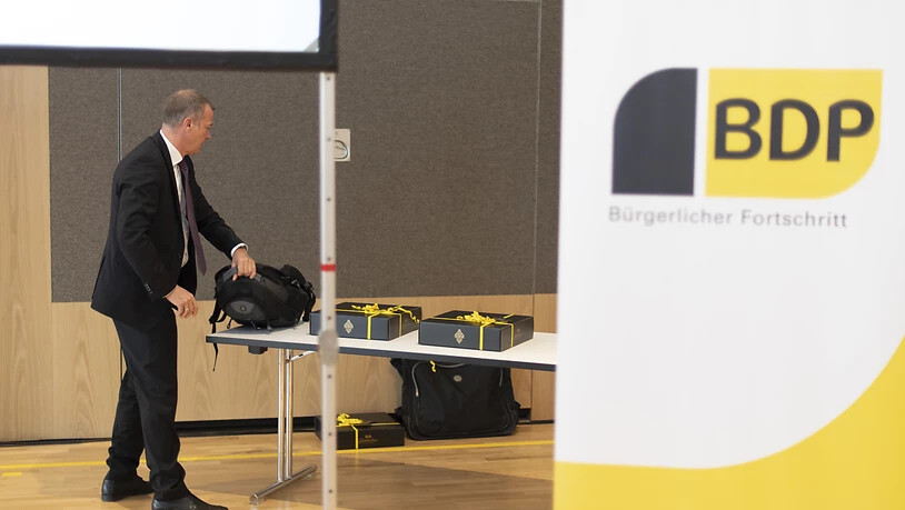BDP-Parteipräsident Martin Landolt packt seinen Rucksack an der Delegiertenversammlung der Partei im November 2019. (Archivbild)