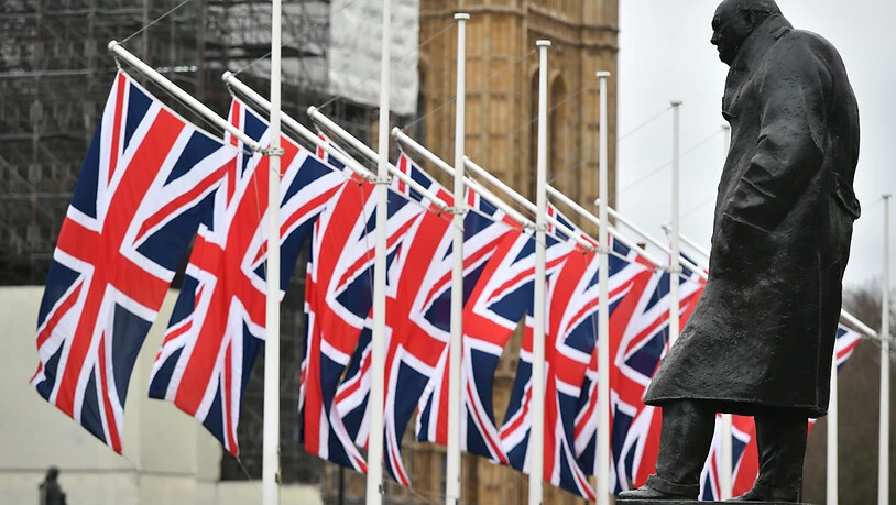 ARCHIV - Die Winston-Churchill-Statue und die britischen Flaggen auf dem Parliament Square. (zu dpa "EU sieht keine Chance mehr für längere Brexit-Übergangsphase") Foto: Dominic Lipinski/PA Wire/dpa