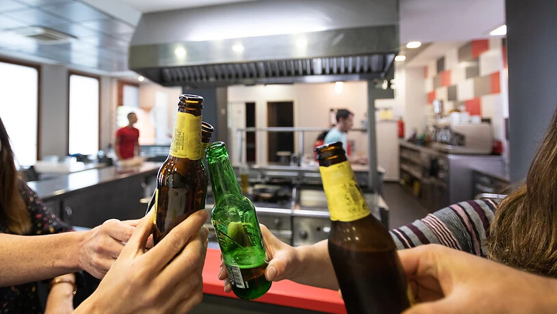 Mehrere Personen stoßen mit Bierflaschen in der gastronomischen Gesellschaft Larragorri in Vitoria-Gasteiz an. Im besonders schwer von der Corona-Krise getroffenen Spanien endet in der Nacht von Samstag auf Sonntag der seit dem 14. März bestehende…