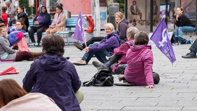 Das Frauenstreikkollektiv hat in der Churer Innenstadt ein Sitzstreik mit zwei Meter Abstand organisiert.