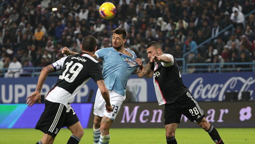 Enges Duell um den Titel zwischen Lazio Rom mit Francesco Acerbi (Mitte) und Juventus Turin mit Leonardo Bonucci (links) und Merih Demiral (rechts)