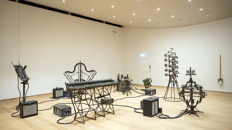 Waffen zu Musikinstrumenten: Installation "Disarm (Mechanized) II" des mexikanischen Künstlers Pedro Reyes in der Sonderausstellung "Pedro Reyes. Return to Sender" im Museum Tinguely in Basel.