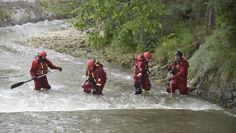 Polizisten und Feuerwehrmänner suchen im Fluss Osablaha nach einer verunglückten Frau, die vermutlich im Fluss ertrunken ist. Augenzeugen hatten die Frau leblos auf dem Wasser treiben sehen, bevor sie dann jedoch in den Fluten verschwand. Foto: Jaroslav…