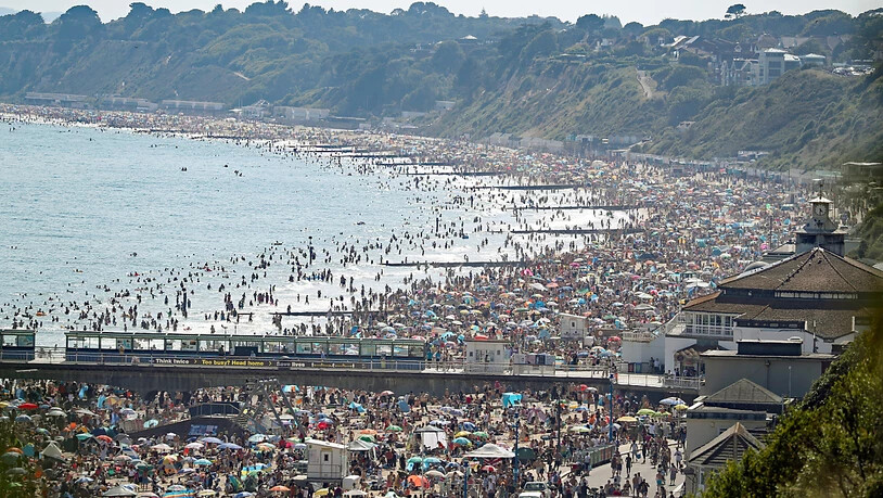 Menschenmengen am Strand des Seebades Brighton. Foto: Andrew Matthews/PA Wire/dpa