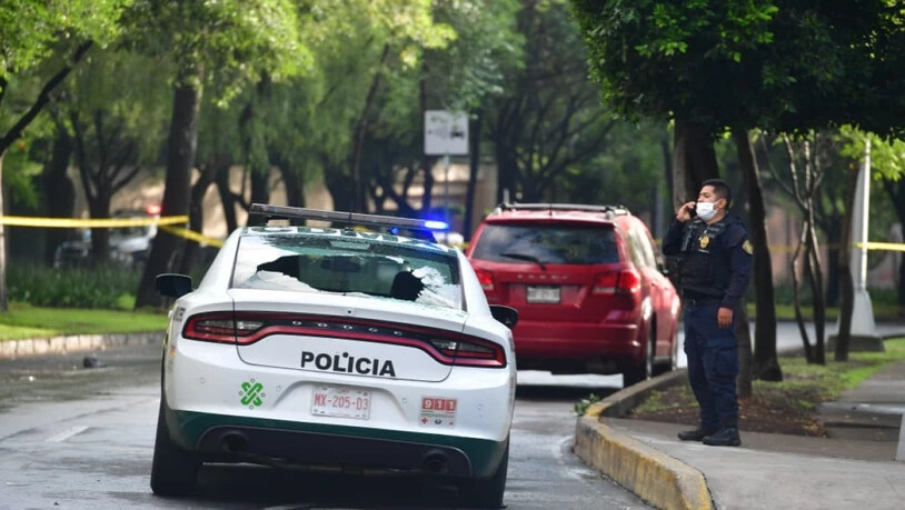 Ein Polizeiauto mit zerbrochenem Glas am Tatort in Mexiko-Stadt. Foto: El Universal/El Universal via ZUMA Wire/dpa
